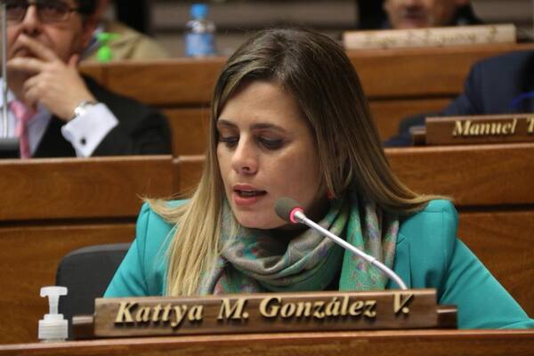 Kattya dijo estar consternada por la candidatura de Lugo a la Vicepresidencia - El Trueno