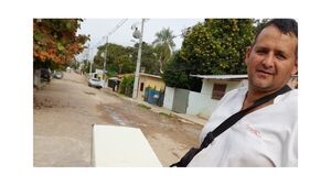 Vendedor de chura quiere hacerle un caldo ava a Richard Ortiz