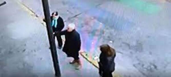 Crónica / [VIDEO] ¡Sacameu! Religiosos hicieron exorcismo frente a disco gay