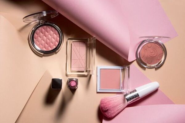Blush draping: la técnica de maquillaje con labial