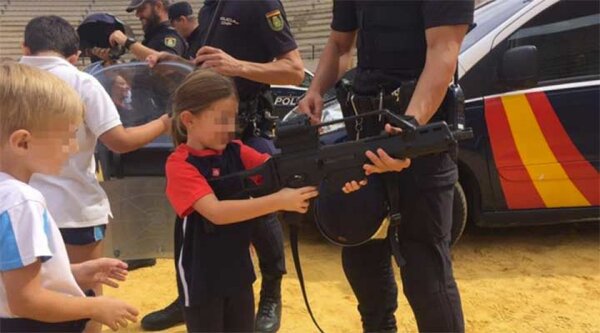 Diario HOY | Imágenes de policías entrenando a escolares a usar armas causan indignación en México