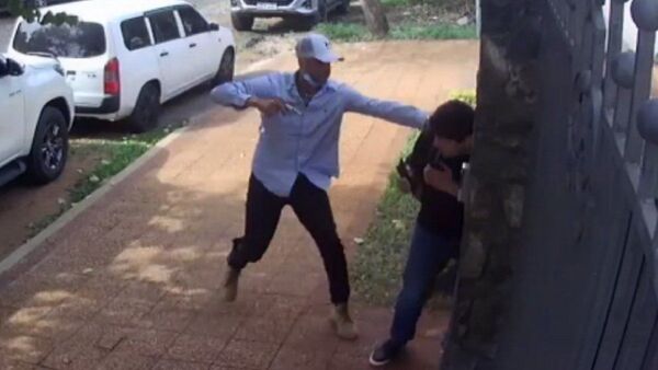 En menos de cinco segundos motochorros roban una mochila a un joven