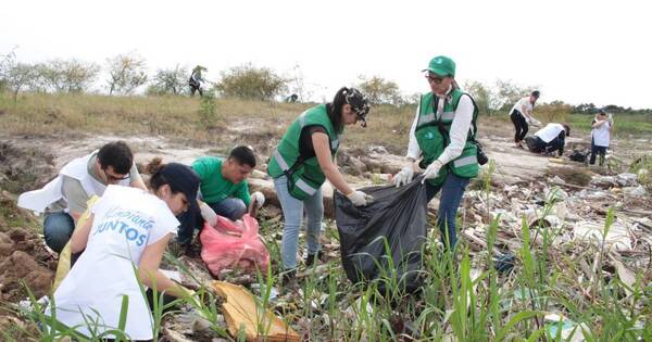 La Nación / Recolectaron 4 toneladas de basura en minga ambiental en el Banco San Miguel