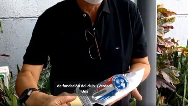 Óscar Acosta recibió cuchillo estilo Rambo y con escudo de Sol