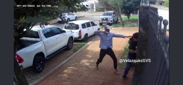 Crónica / [VÍDEO] En cuestión de segundos, motochorros le roban la mochila a un joven