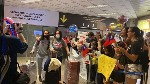 Llegan más estudiantes paraguayos provenientes de Taiwán