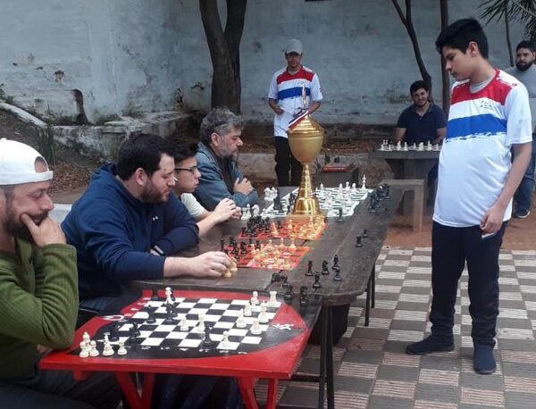 Ajedrez en la Escalinata: Cáceres, el destacado - Polideportivo - ABC Color