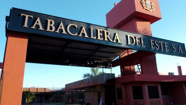 Abdo dio estocada final y firma ley que controla a tabacaleras y clubes