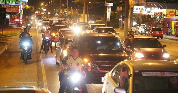 La Nación / Coronel Oviedo: tras despidos injustificados, funcionarios de blanco realizan caravana y piden reincorporación