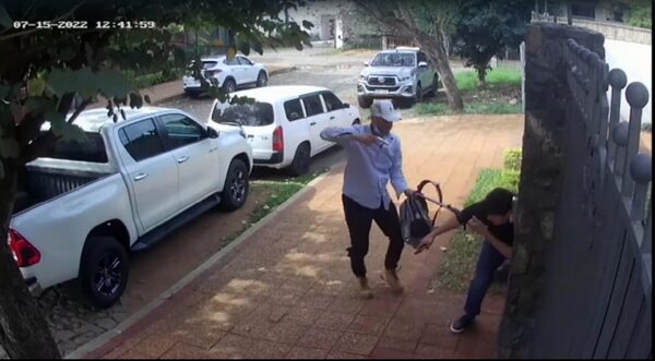 Video: en 10 segundos motoasaltantes “pelaron” a un joven - Policiales - ABC Color