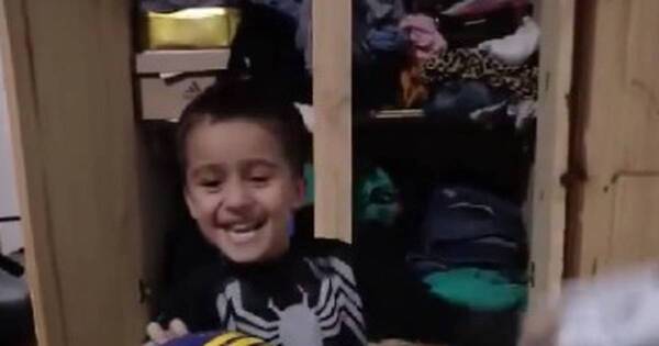 La Nación / Emocionante reacción de un niño al recibir una pelota de fútbol de su amado club