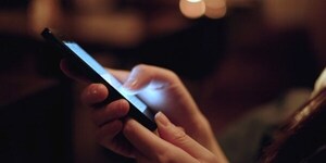 ¿Cómo cuidar los ojos para evitar daños causados por la luz azul de los celulares?