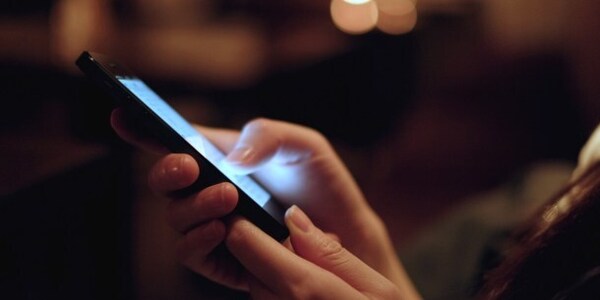 ¿Cómo cuidar los ojos para evitar daños causados por la luz azul de los celulares?