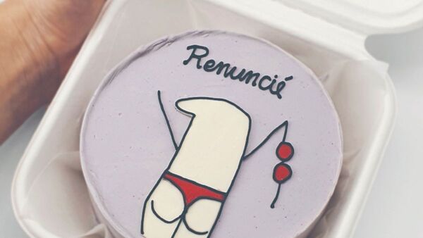 Tortas de "feliz renuncia" causan furor en redes