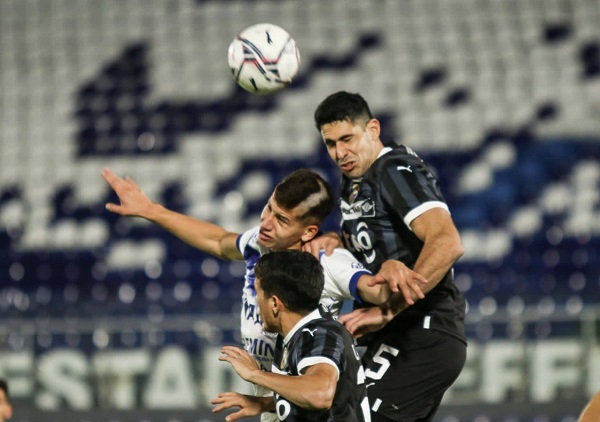 Ameliano sorprende y vence al campeón