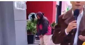 (VIDEO)En plena transmisión de tv, un karai sacó su asunto para hacer pipi en la Expo