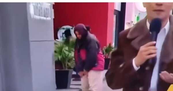 (VIDEO)En plena transmisión de tv, un karai sacó su asunto para hacer pipi en la Expo