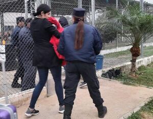 Hermanas acusadas de matricidio fueron abucheadas al ingresar al penal - Policiales - ABC Color
