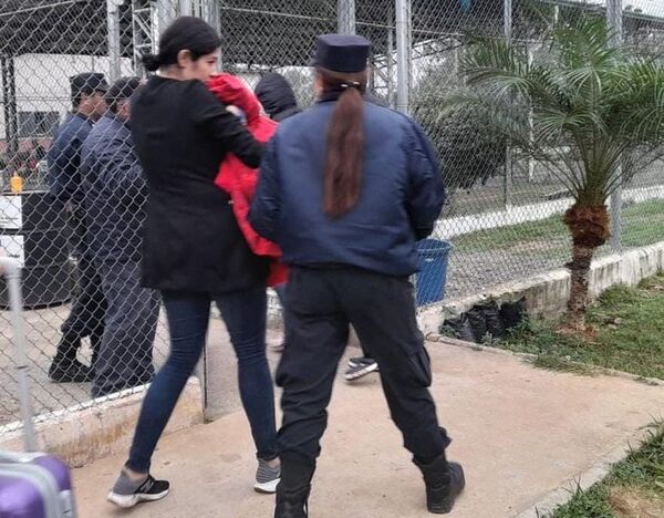 Hermanas acusadas de matricidio fueron abucheadas al ingresar al penal - Policiales - ABC Color
