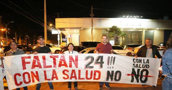 La Nación / Protestan por despido injustificado con tinte político en el IPS