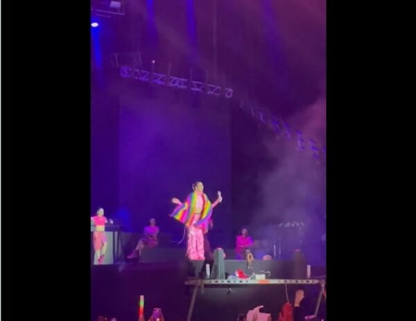 Tini recoge la bandera LGBT+ en la Expo y se vuelve tendencia - Nacionales - ABC Color