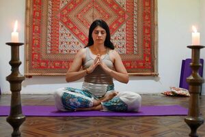 Cuatro posturas de yoga para evitar el estrés - ABC Revista - ABC Color