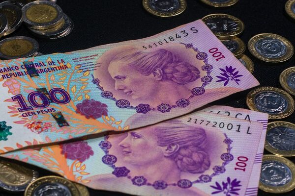 Moneda argentina se hunde en el mercado negro