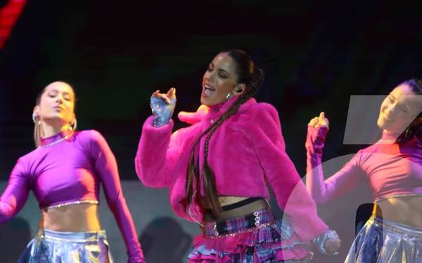 Crónica / [GALERIA] Ni el frío les atajó, todos fueron a ver a Tini