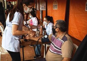 Asisten a centenar de migrantes venezolanos que sobreviven en CDE - ABC en el Este - ABC Color