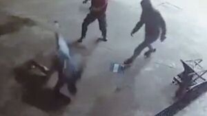 Amagó con pegarle a playero y terminó siendo el golpeado