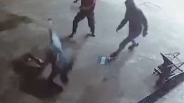 Amagó con pegarle a playero y terminó siendo el golpeado