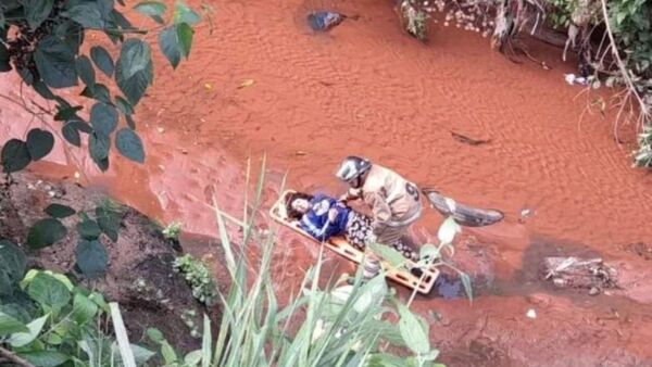 Doña cayó con su moto a un arroyo