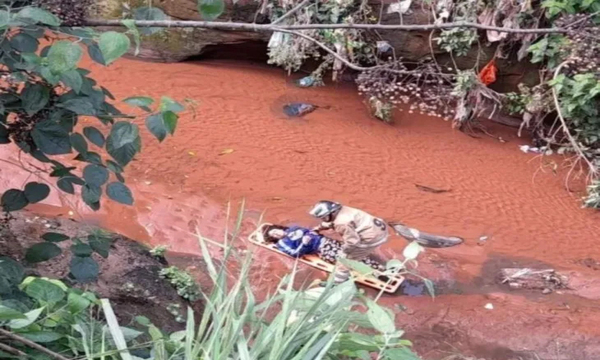 Una señora se cayó con su moto en un arroyo - OviedoPress