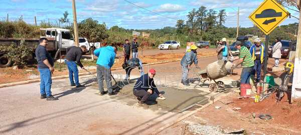 Vecinos construyen lomada ante constantes accidentes - La Clave