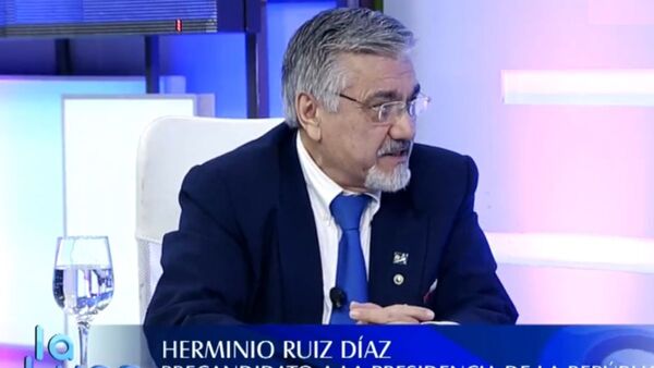 Presidenciable habla de depurar la economía: "No puede haber 300.000 funcionarios"