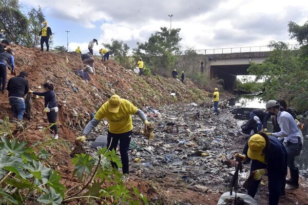 Sacaron más de 1.400 kilos de basura del arroyo Antequera - Nacionales - ABC Color