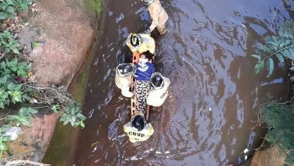 Mujer fue rescatada por bomberos tras caer a un arroyo