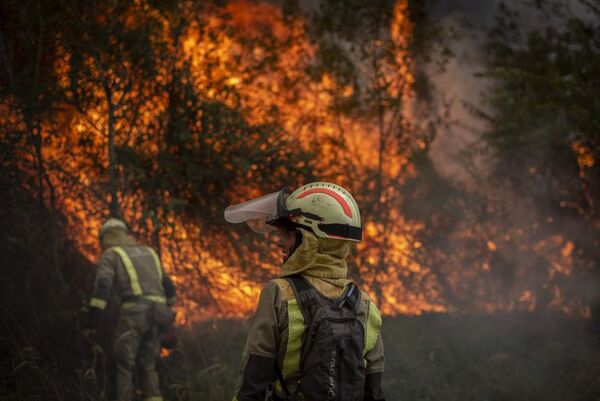 El fuego sigue arrasando miles de hectáreas con un calor extremo en España - Mundo - ABC Color