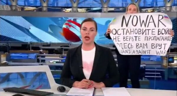 Periodista que mostró cartel contra la guerra es arrestada en Rusia