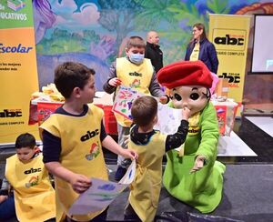 Unos 100 niños pintaron “un cielo nuevo” con el pintorcito de ABC Color - Empresariales - ABC Color