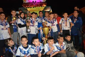 Gran recibimiento a campeones nacionales de fútbol de salón C11 en Concepción - Polideportivo - ABC Color