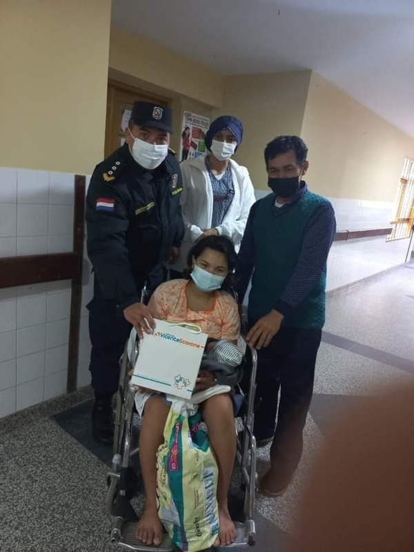 Beba nació en patrullera y policías hicieron de “parteros” | 1000 Noticias