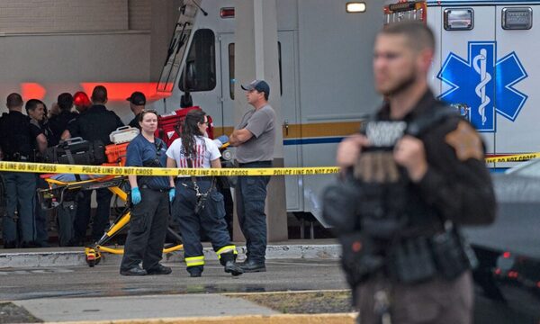 Al menos tres muertos en un tiroteo dentro de un centro comercial en EEUU