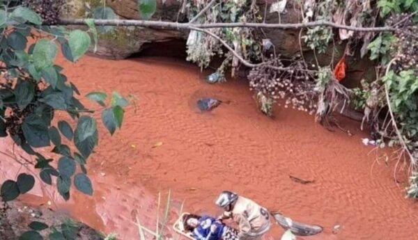 Rescatan a mujer del lecho de un arroyo, yacía inmóvil: hay un persona sospechosa, afirman