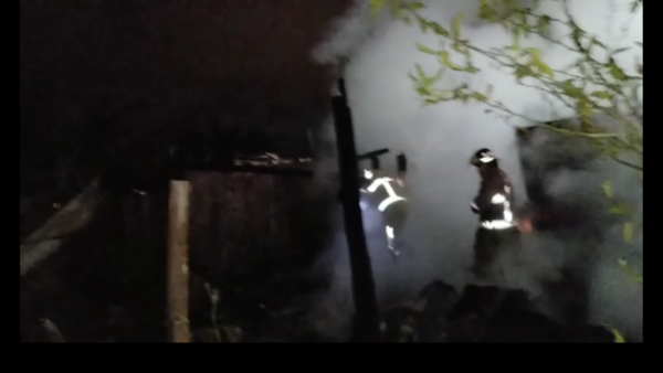 SEÑORA DICE QUE SU PAREJA LE PRENDIÓ FUEGO A SU VIVIENDA TRAS DISCUTIR EN UNA FIESTA