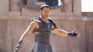 Russell Crowe posa delante de «su antigua oficina»: El Coliseo romano
