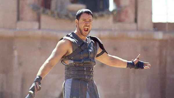 Russell Crowe posa delante de «su antigua oficina»: El Coliseo romano