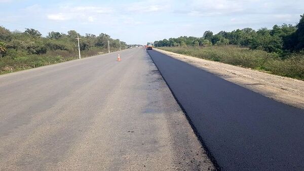 Iniciaron el extendido de la carpeta asfáltica en el tramo 1 de la ruta Pilar – desvío Alberdi