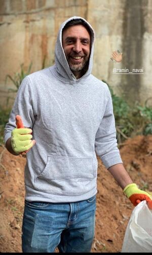 El embajador británico se puso los guantes y se sumó a la limpieza del arroyo Antequera - Gente - ABC Color