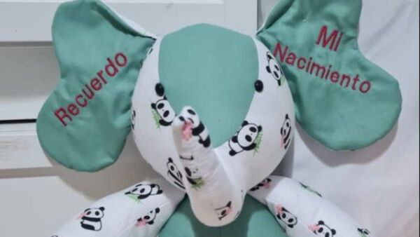 Hace peluches con ropitas de bebés